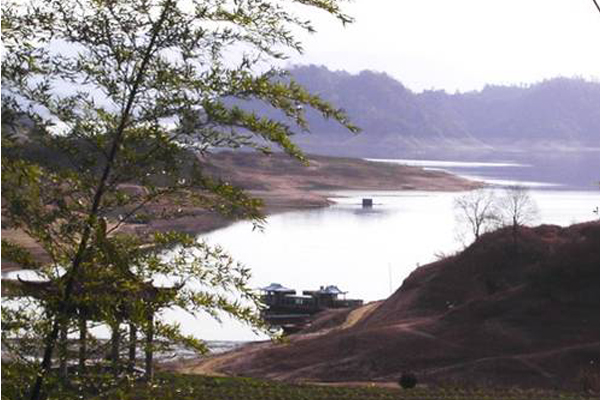 Taiping Lake and mountains